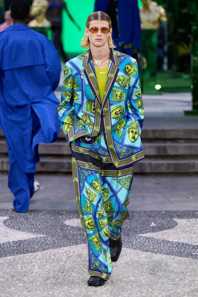 Look 27